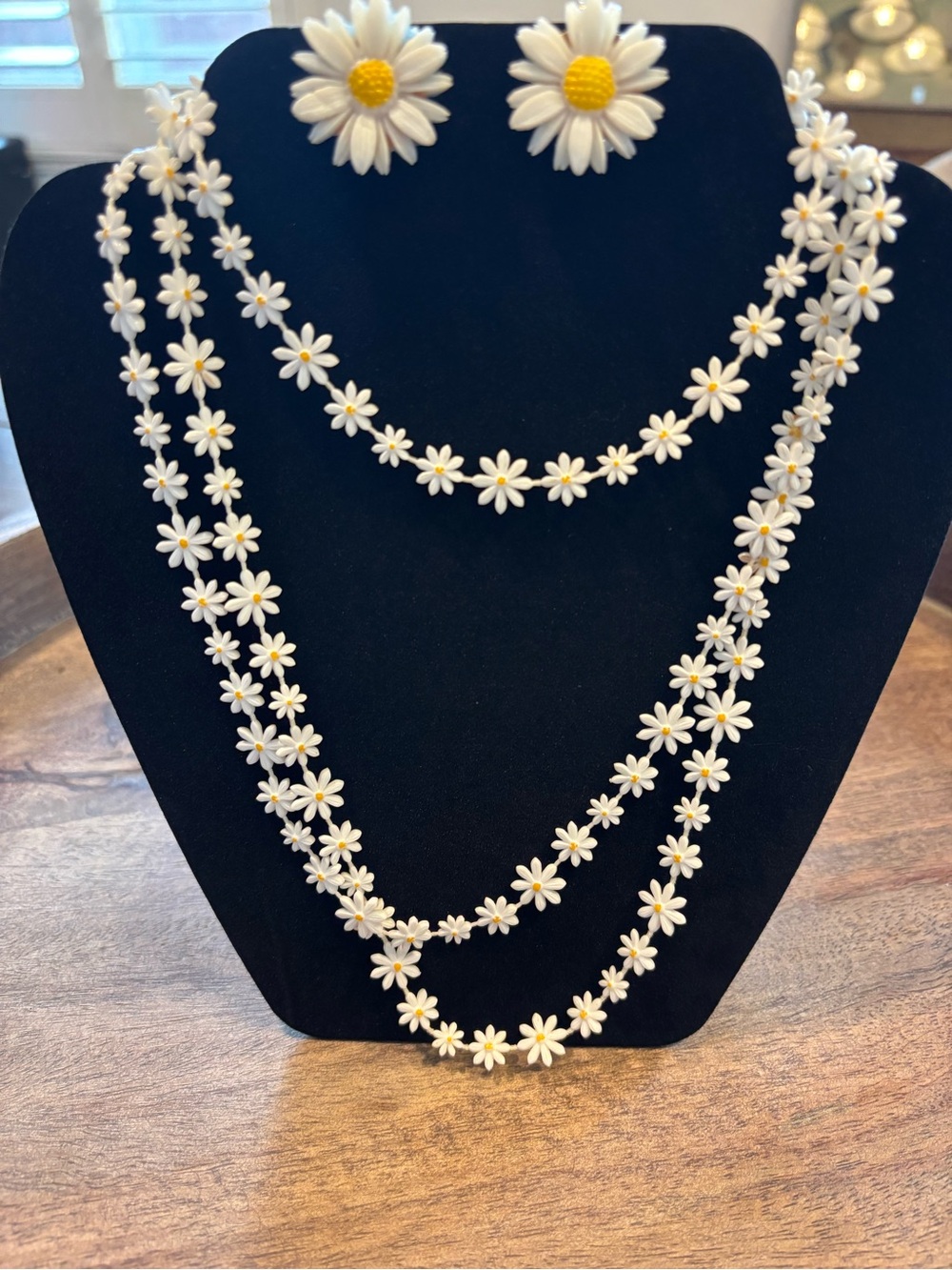 Vintage Sarah Coventry White Daisy Flower Necklace and clip on earrings